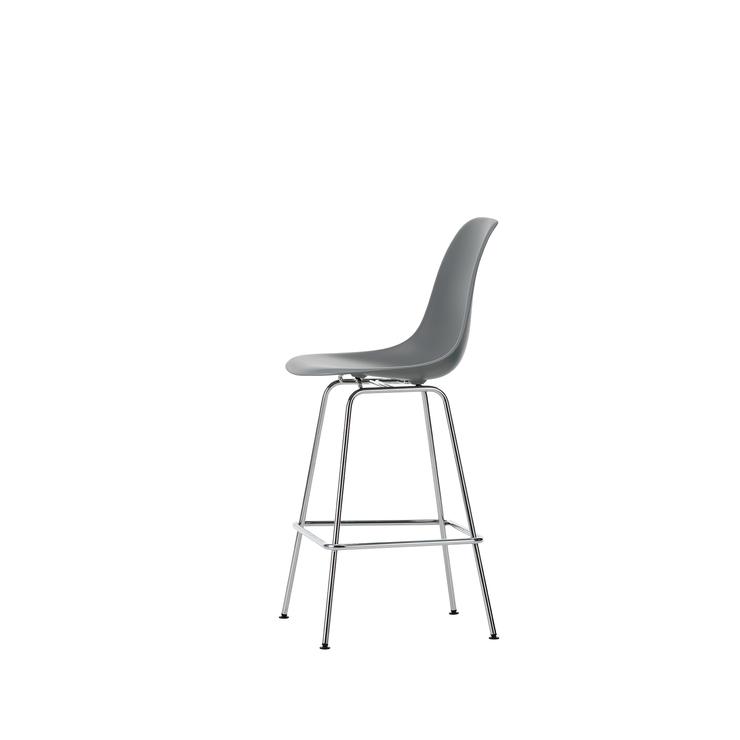 Barstol Eames Plastic Stool RE Medium, ben i krom og sete i fargen Granite grey