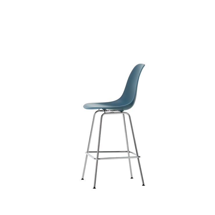 Barstol Eames Plastic Stool RE Medium, ben i krom og sete i fargen Sea blue