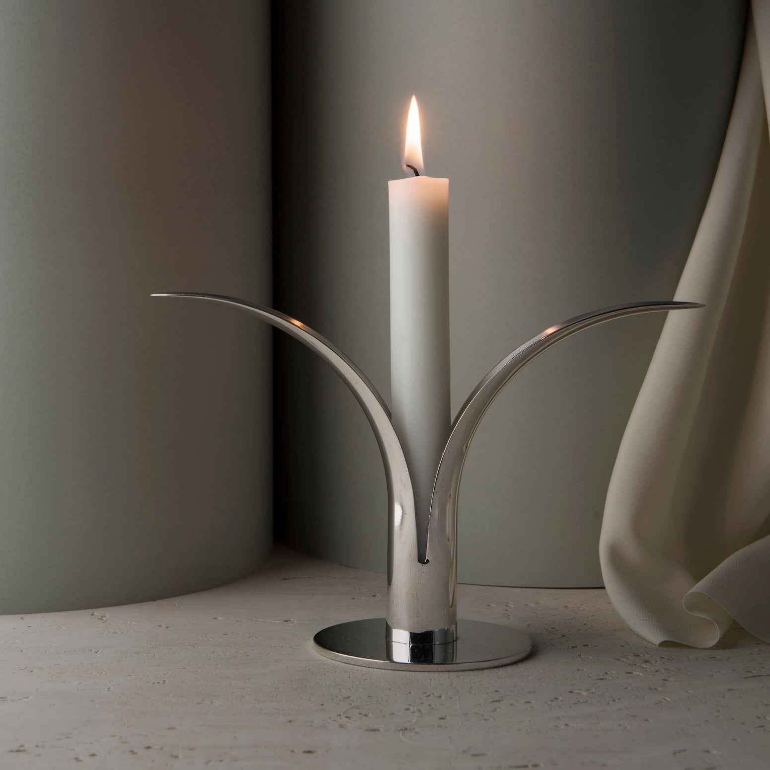 Den vakre lysestaken Lily fra Skultuna ble opprinnelig designet av skulptøren Ivar Ålenius Björk (1905 - 1978) til verdensutstillingen i New York i 1939! Lily – eller Liljan som den heter på svensk – ble først produsert hos Ystad Metall, inntil de la ned i 1969. Lily er en moderne klassiker og et designikon vi aldri går lei av.