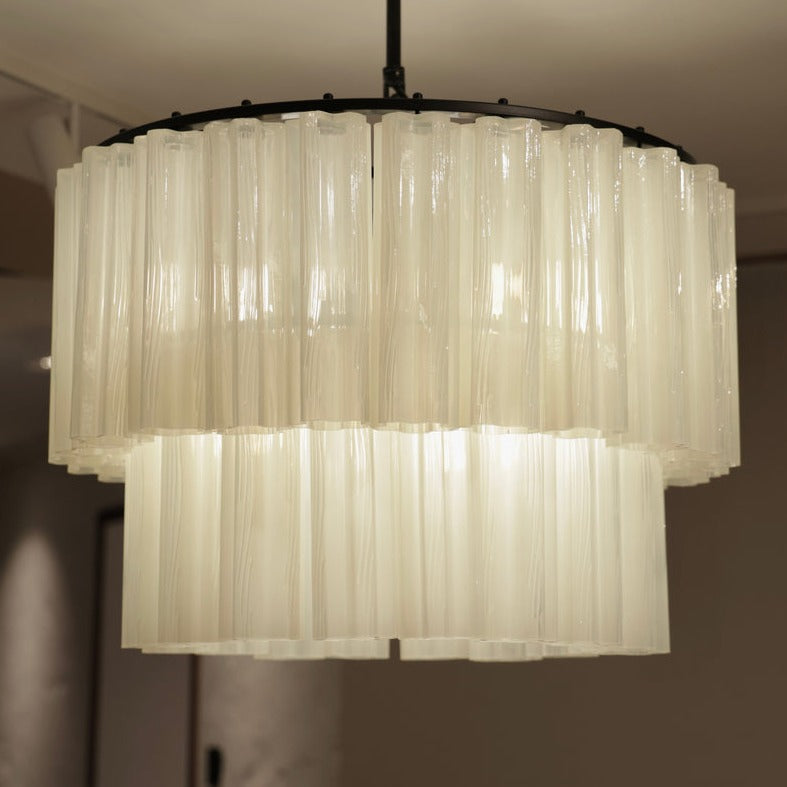 Stor lysekrone fra Meublé: Fontaine Chandelier 2-layer ned hvitt glass og svart oppheng