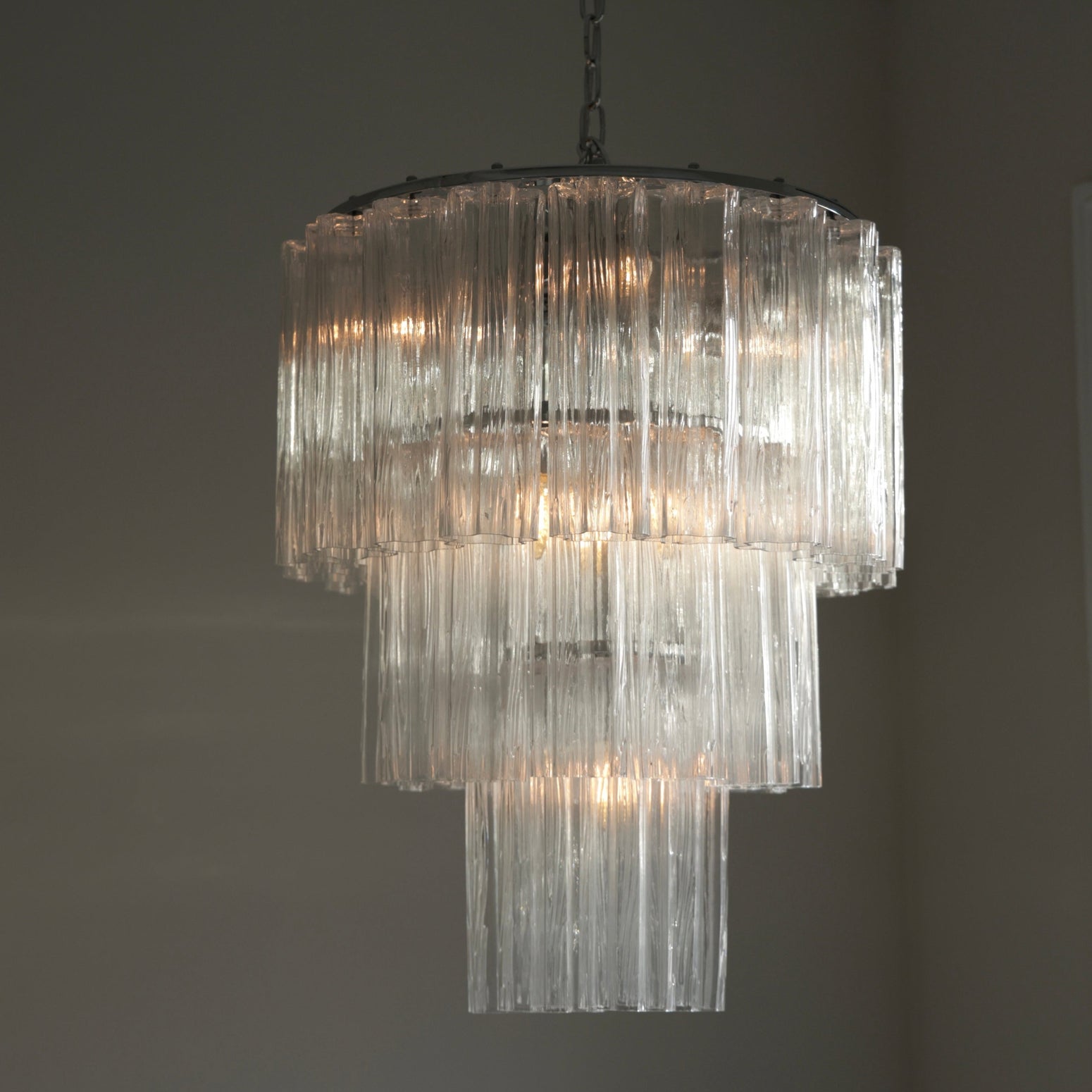 Lysekrone Fontaine Chandelier 3-layer fra Meublé i klart glass med oppheng i krom