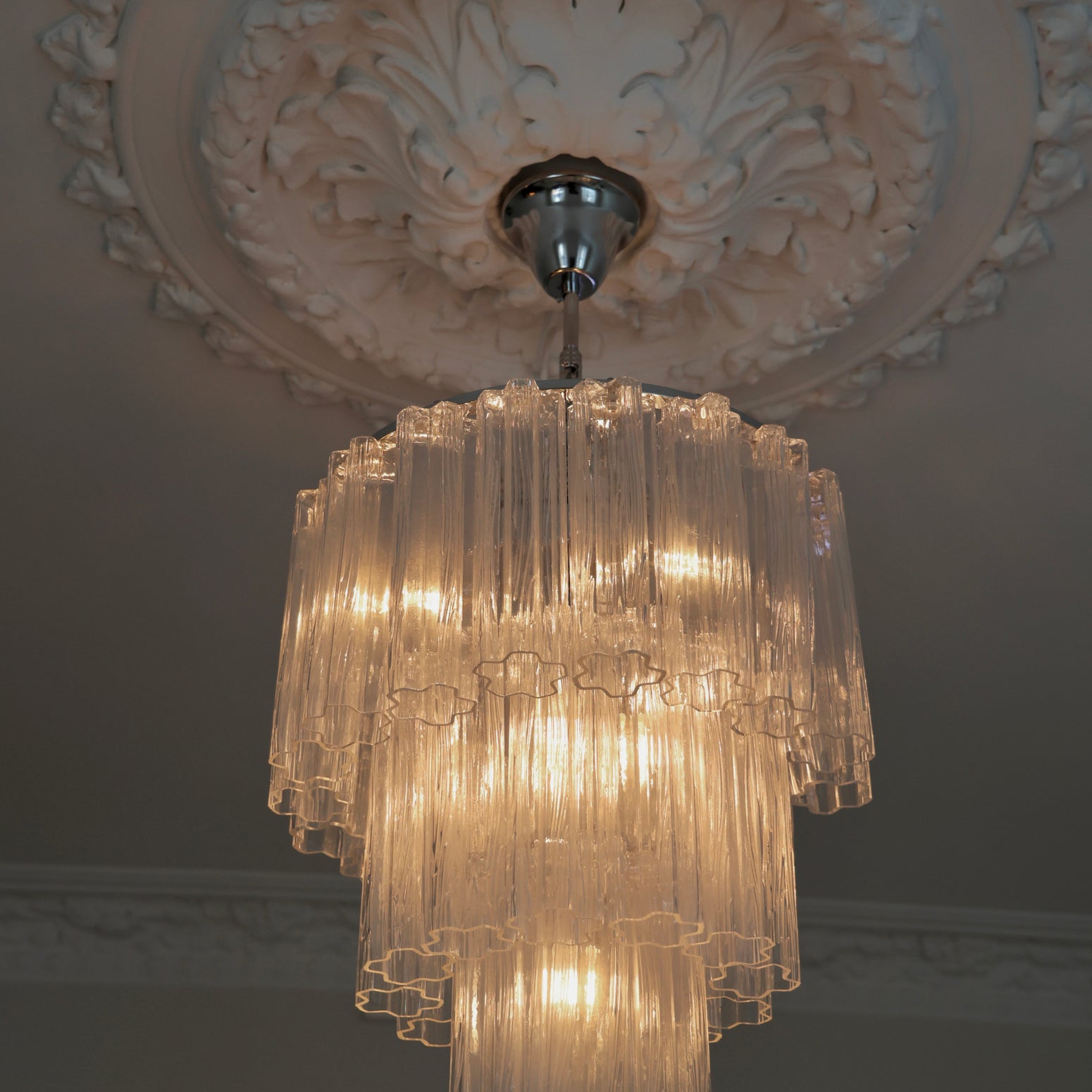 Lysekrone Fontaine Chandelier 3-layer fra Meublé i klart glass med oppheng i krom