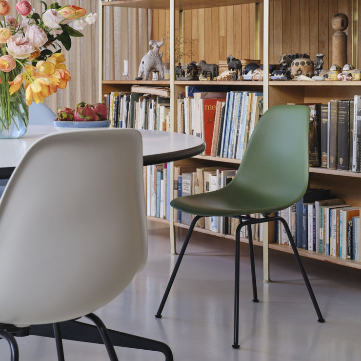 Spisestol Eames Plastic Side Chair RE DSX fra Vitra, med svarte ben og grønt sete (Forest)