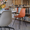 Spisestol Eames Plastic Side Chair RE DSX fra Vitra, med svarte ben og oransje sete (Rusty orange)