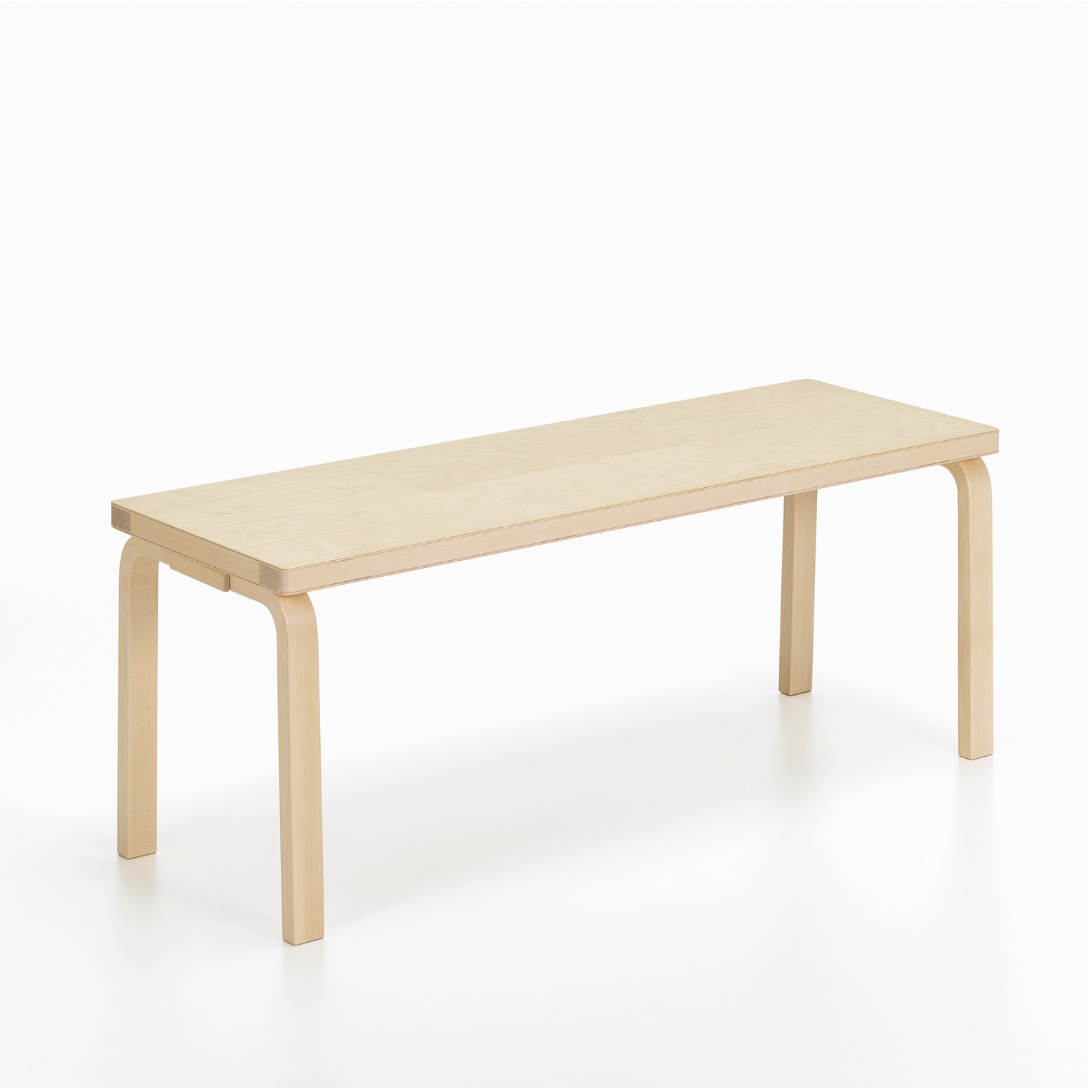 Benk Aalto Bench 153A fra Artek i klarlakkert bjørk
