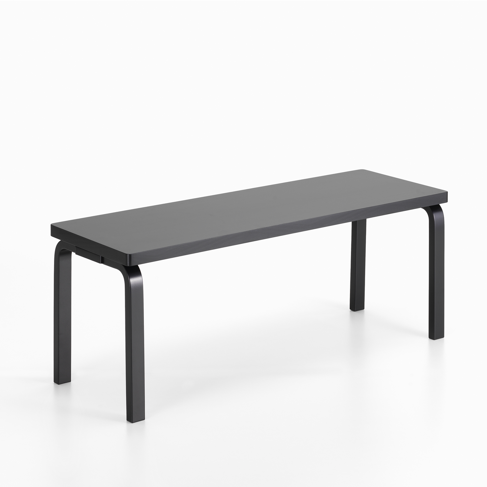 Benk Aalto Bench 153A fra Artek i svartlakkert bjørk