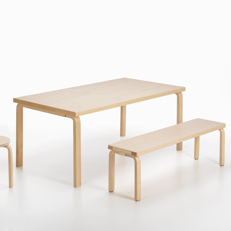 Det finnes også spisebord designet av Alvar Aalto i 1933, som er en perfekt match til benkene. Møblene har en tydelig og karakteristisk konstruksjon, der de ikoniske bena, kjent som «The L-leg», bærer topplaten.