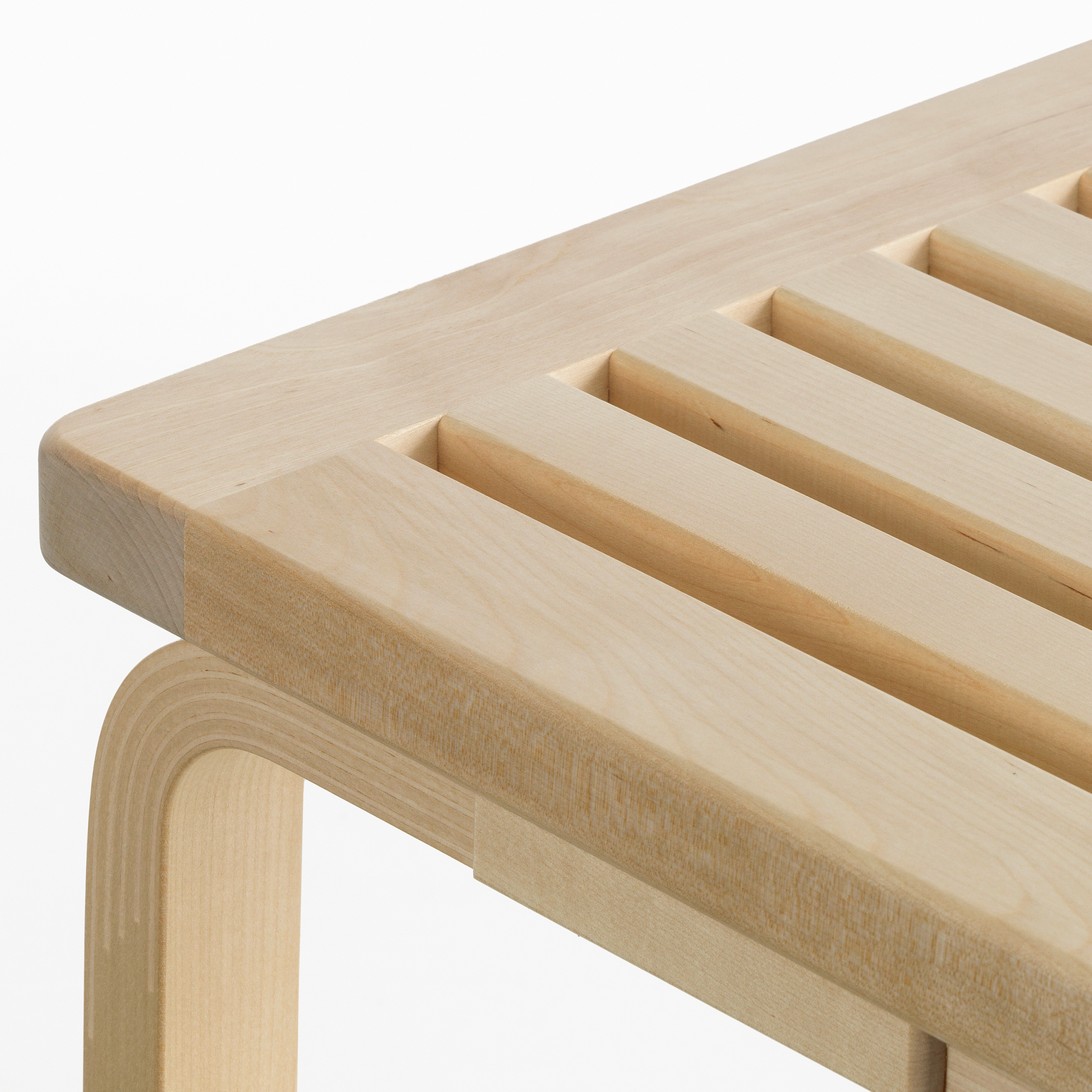 Benk Aalto Bench 153A fra Artek i klarlakkert bjørk med lameller