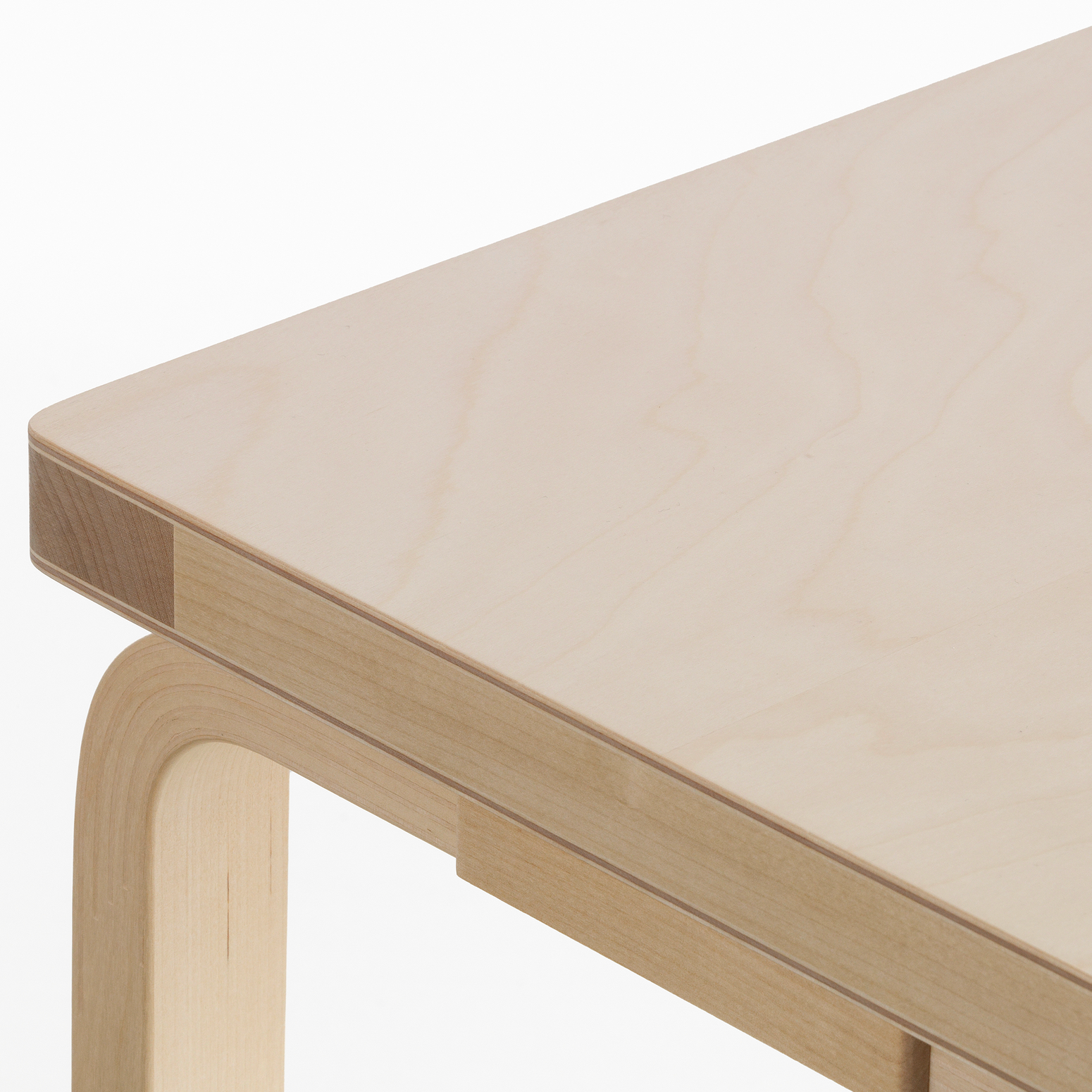 Benk Aalto Bench 153A fra Artek i klarlakkert bjørk