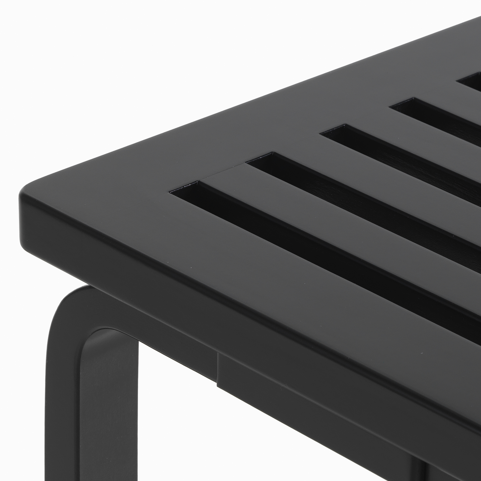 Benk Aalto Bench 153A fra Artek i svartlakkert bjørk med lameller