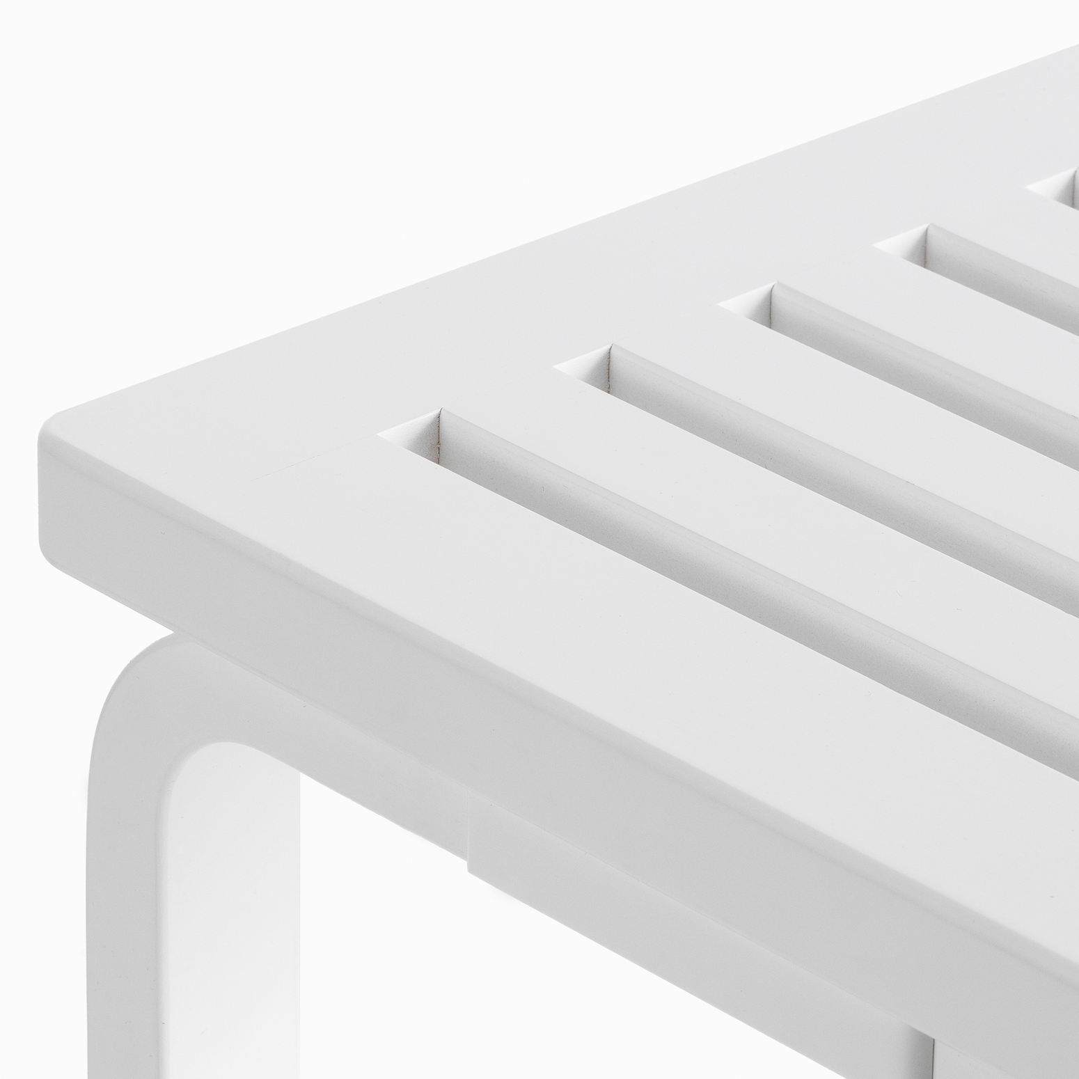 Benk Aalto Bench 153A fra Artek i hvitlakkert bjørk med lameller