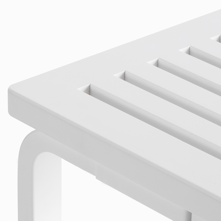 Benk Aalto Bench 153B fra Artek i hvitlakkert bjørk med lameller