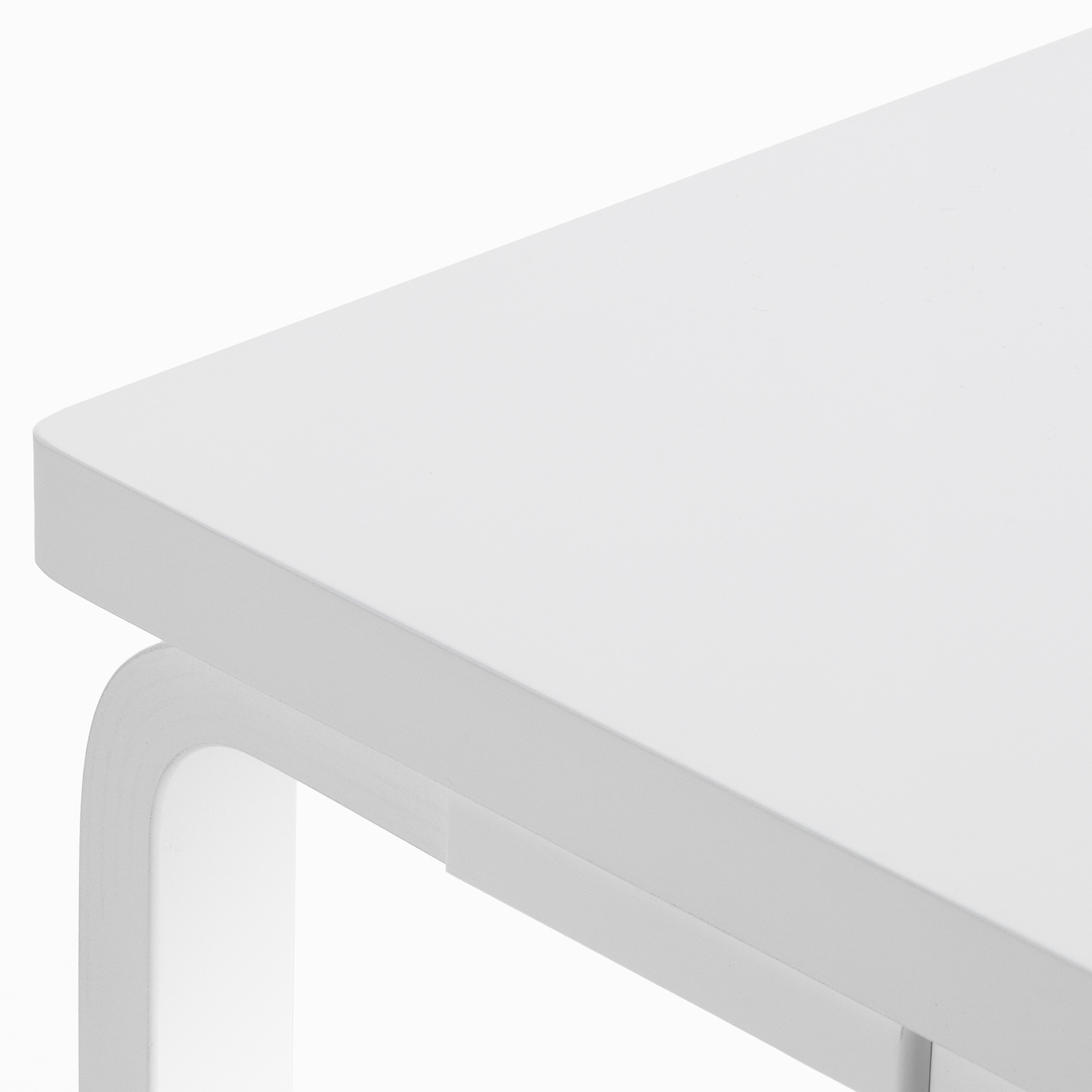 Benk Aalto Bench 153A fra Artek i hvitlakkert bjørk