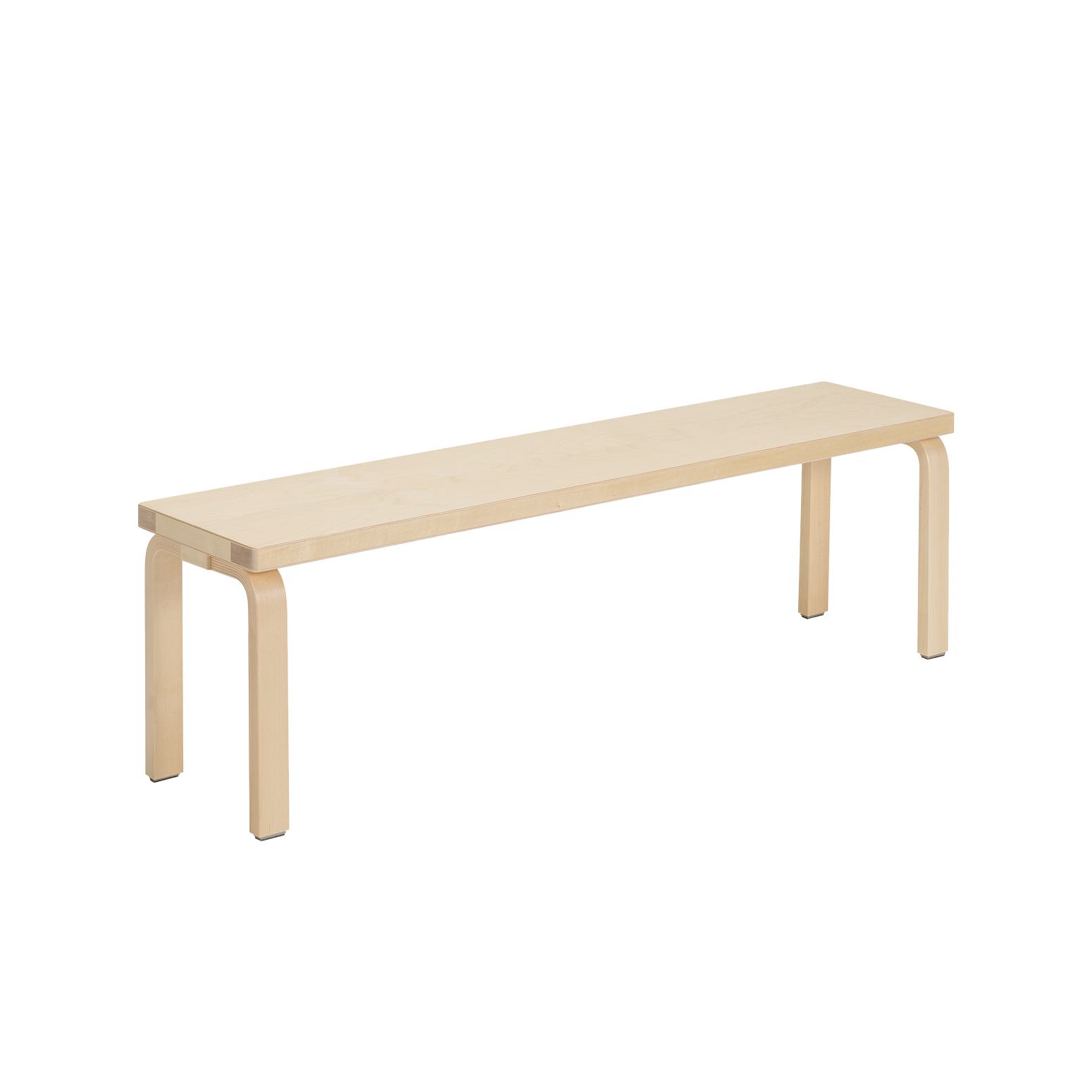 Benkene i serien Aalto Bench fra Artek består av stilrene benker, laget av formpresset heltre bjørk, som kommer i mange ulike varianter og størrelser. Serien er designet av den ikoniske finske designeren og arkitekten Alvar Aalto i 1945 – og er like aktuell den dag i dag!. Her ser du Aalto Bench 168B fra Artek i klarlakkert bjørk.