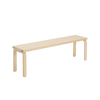 Benkene i serien Aalto Bench fra Artek består av stilrene benker, laget av formpresset heltre bjørk, som kommer i mange ulike varianter og størrelser. Serien er designet av den ikoniske finske designeren og arkitekten Alvar Aalto i 1945 – og er like aktuell den dag i dag!. Her ser du Aalto Bench 168B fra Artek i klarlakkert bjørk.