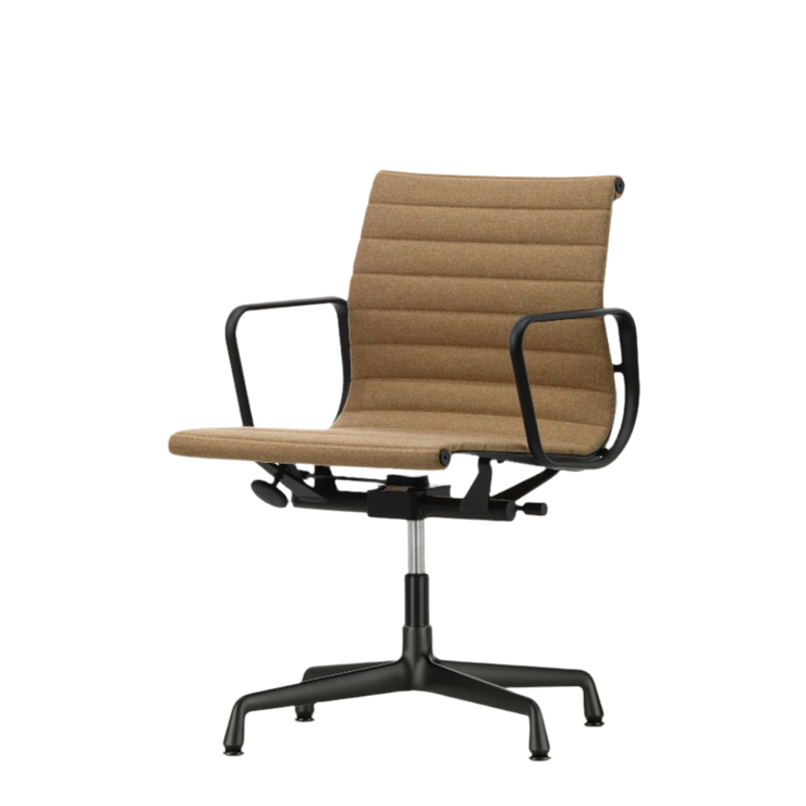Kontorstol Aluminium Chair EA 132 fra Vitra i svart pulverlakkert aluminium og kamelfarget tekstil
