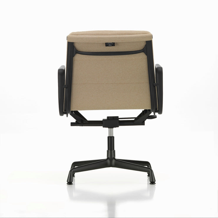 Kontorstolen Soft Pad Chair EA 231 fra Vitra