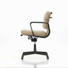 Kontorstolen Soft Pad Chair EA 231 fra Vitra