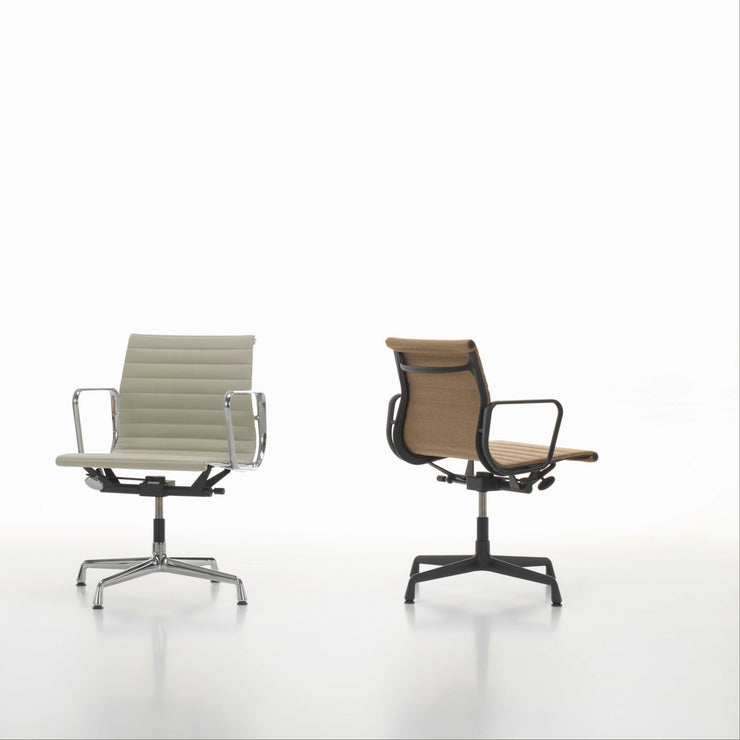 Kontorstol Aluminium Chair EA 131 fra Vitra, med noe bredere sete og ryggstøtte (enn EA 132)