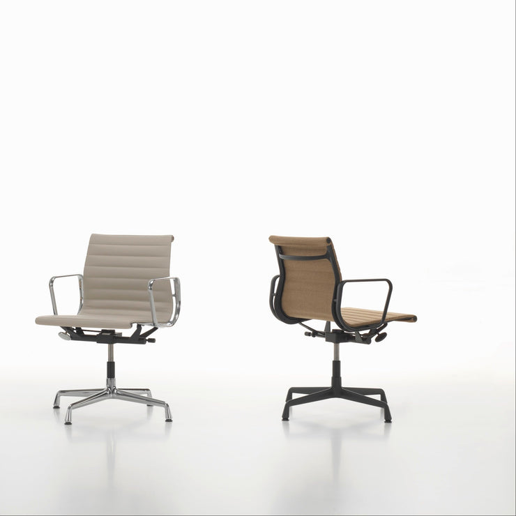 Kontorstol Aluminium Chair EA 132 fra Vitra, med noe smalere sete og ryggstøtte (enn EA 131)
