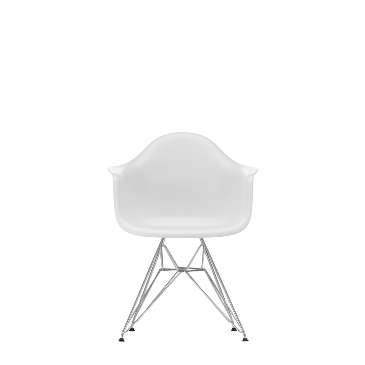 Spisestol Eames Plastic Armchair RE DAR fra Vitra, med kromfargede ben og hvitt sete (Cotton white)