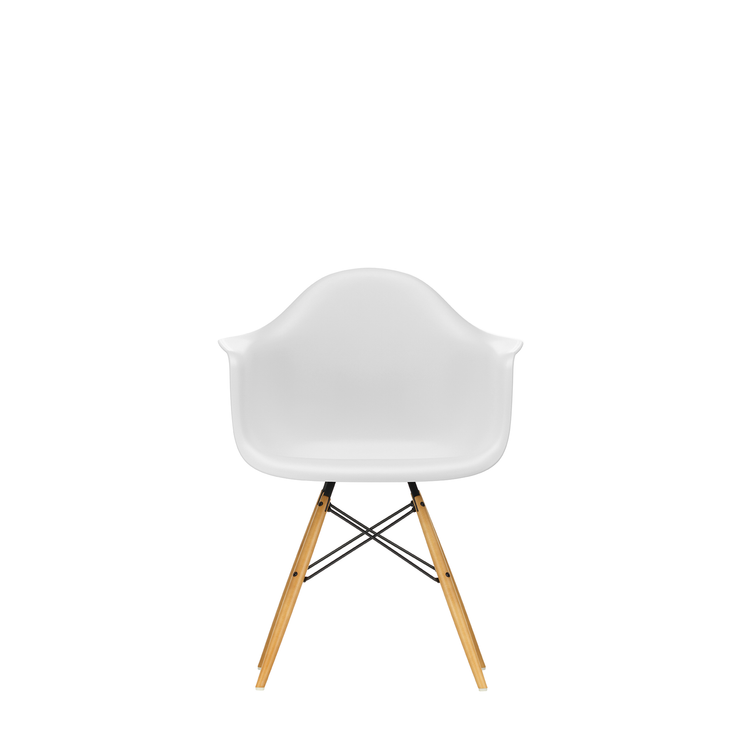 Spisestol Eames Plastic Armchair RE DAW fra Vitra, med ben i lønn og hvitt sete (Cotton white)