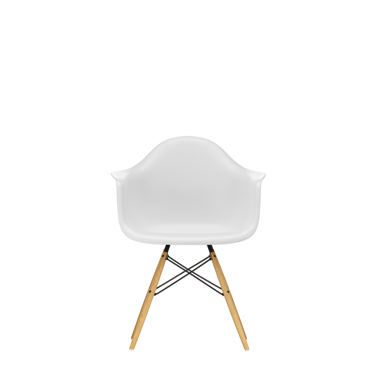 Spisestol Eames Plastic Armchair RE DAW fra Vitra, med ben i ask og hvitt sete (Cotton white)