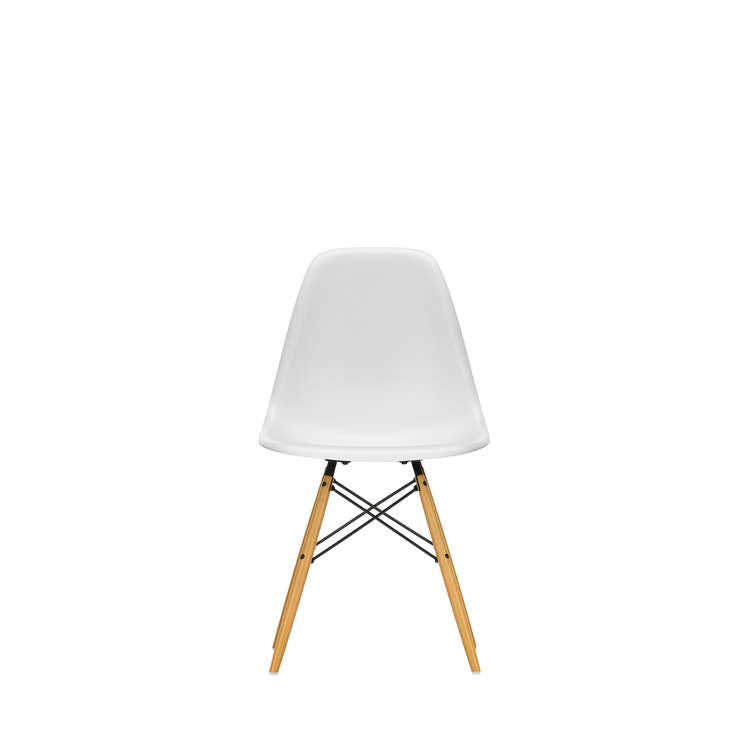 Spisestol Eames Plastic Side Chair RE DSW fra Vitra, med ben i lønn og hvitt sete (Cotton white)