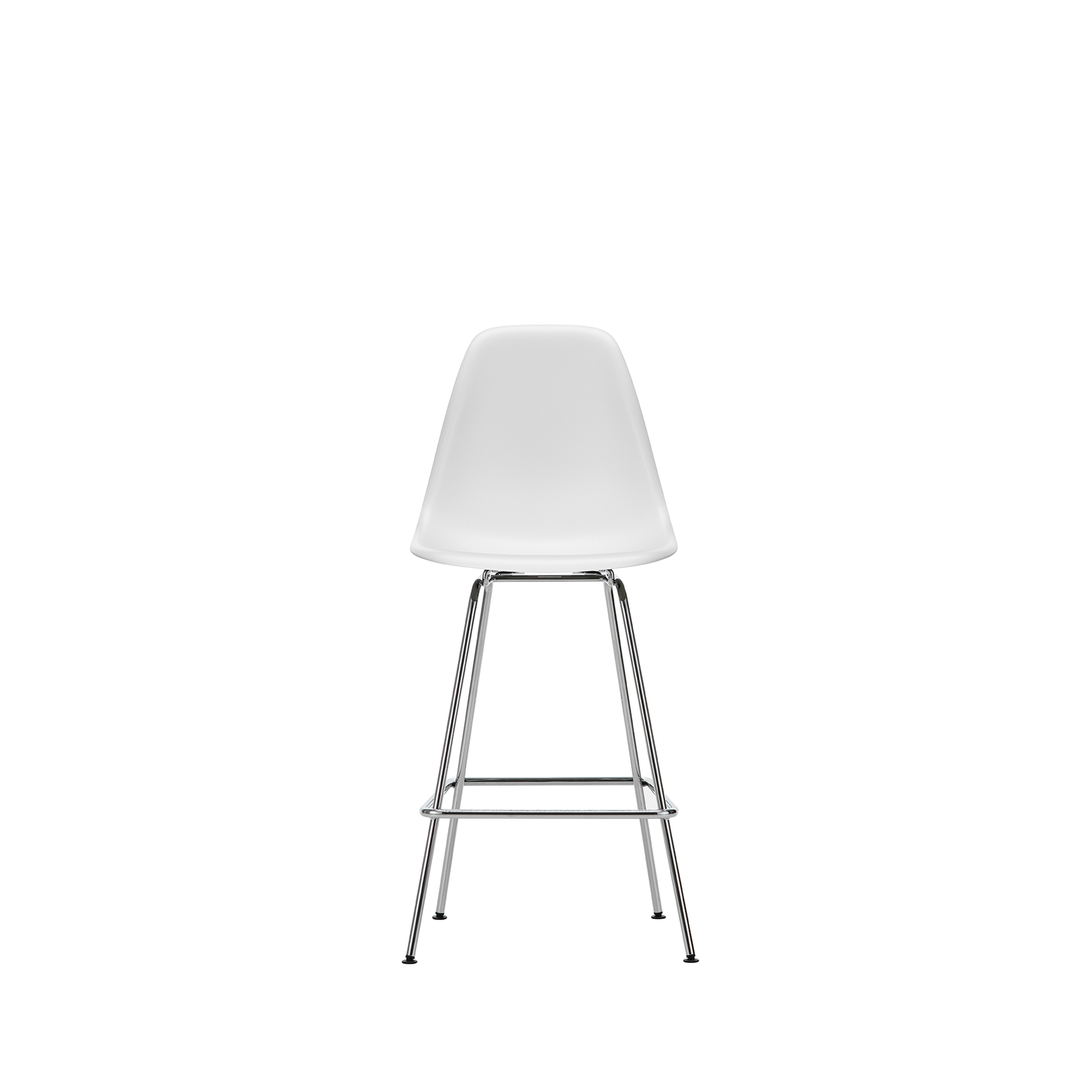 Barstol Eames Plastic Stool RE Medium, ben i krom og sete i fargen Cotton White