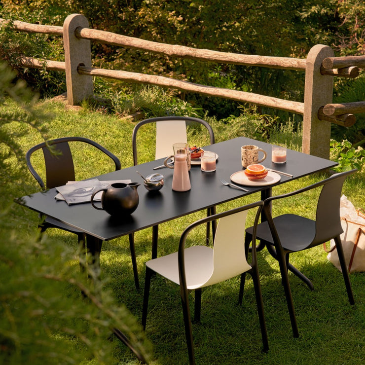 Utebord: Spisebordet Belleville Table Rectangular fra Vitra med svart bordplate. Dette bordet tåler vær, vind og regn!
