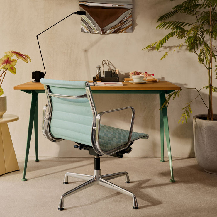 Kontorstolen Aluminium Chair fra Vitra kan kles i mange ulike tekstiler! Og også i skinn.