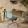 Kontorstolen Aluminium Chair fra Vitra kan kles i mange ulike tekstiler! Og også i skinn.