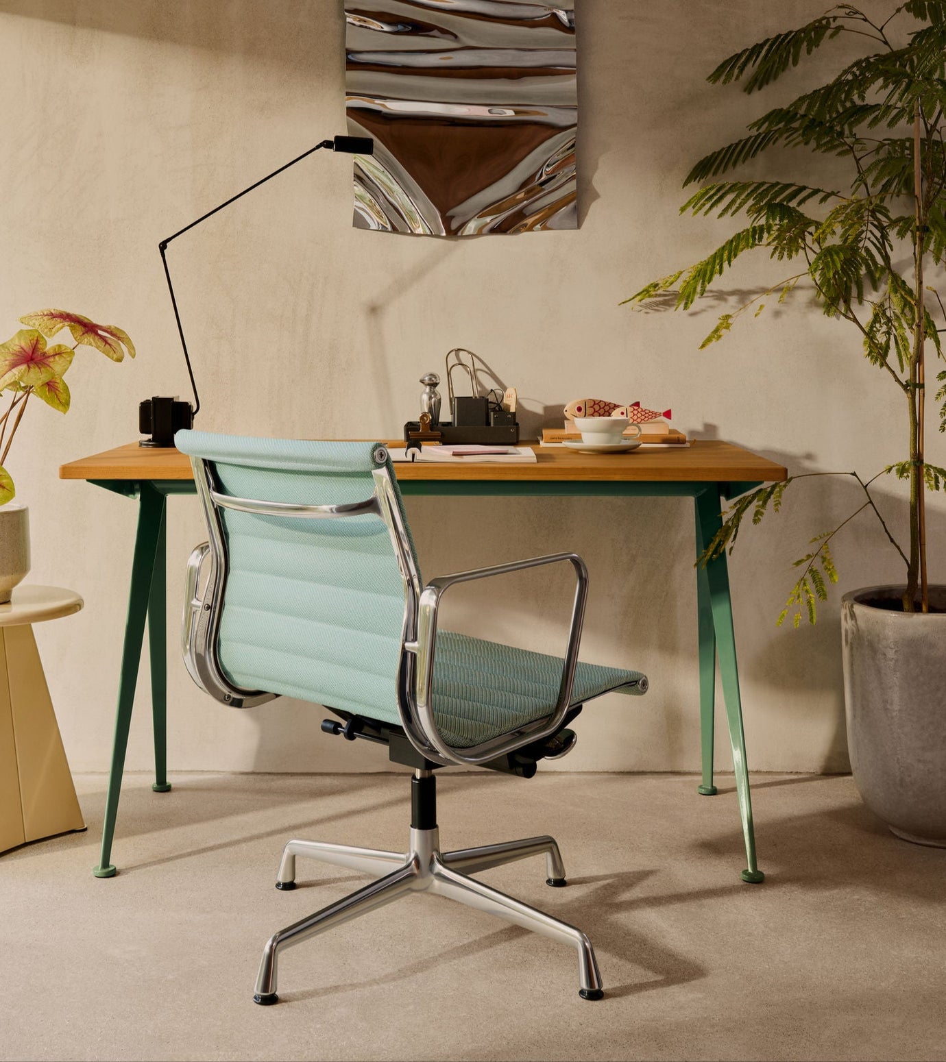 Den ikoniske Aluminium Chair fra Vitra, ble designet av Charles og Ray Eames i 1958. Dette er en klassiker som kommer til å bo med deg for alltid, og den er perfekt hvis du vil gjøre en investering som gjør det ekstra komfortabelt og stilfullt på hjemmekontoret. Denne modellen er elegant, og har vakre linjer og eksklusive detaljer. 