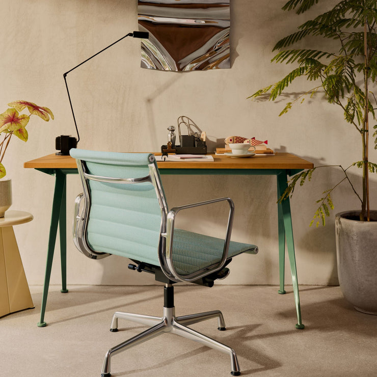Den ikoniske Aluminium Chair fra Vitra, ble designet av Charles og Ray Eames i 1958. Dette er en klassiker som kommer til å bo med deg for alltid, og den er perfekt hvis du vil gjøre en investering som gjør det ekstra komfortabelt og stilfullt på hjemmekontoret. Denne modellen er elegant, og har vakre linjer og eksklusive detaljer. 