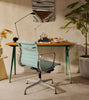 Den ikoniske Aluminium Chair fra Vitra, ble designet av Charles og Ray Eames i 1958. Dette er en klassiker som kommer til å bo med deg for alltid, og den er perfekt hvis du vil gjøre en investering som gjør det ekstra komfortabelt og stilfullt på hjemmekontoret. Denne modellen er elegant, og har vakre linjer og eksklusive detaljer. 