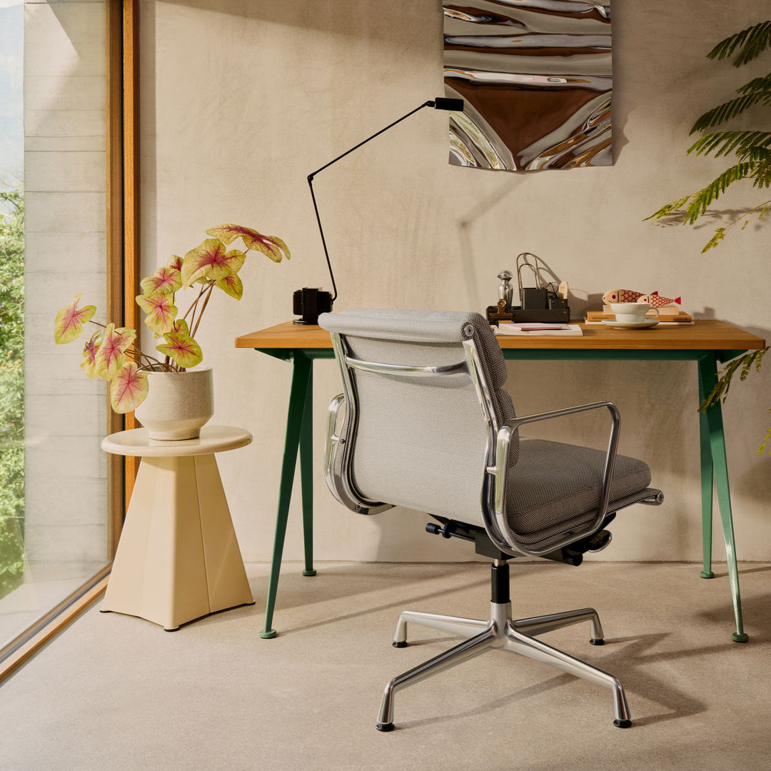 Kontorstolen Soft Pad Chair EA 231 fra Vitra