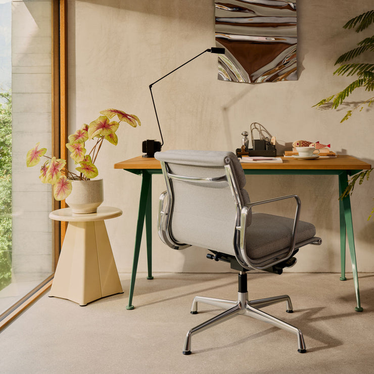 Kontorstolen Soft Pad Chair EA 231 fra Vitra