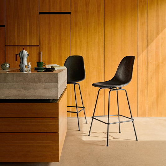 Barstolen Eames Fiberglass Stool Medium fra Vitra er 108 cm høy, med sittehøyde på 67 cm – perfekt til de fleste norske kjøkken.