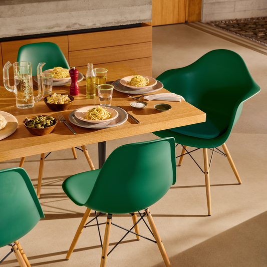 Vi blir aldri lei av denne vakre og funksjonelle klassikeren. Stolen Eames Plastic Armchair RE DAW, fra Vitra, ble designet av Charles og Ray Eames i 1950 og er en multifunksjonell stol i flere farger, utforminger og understell. 