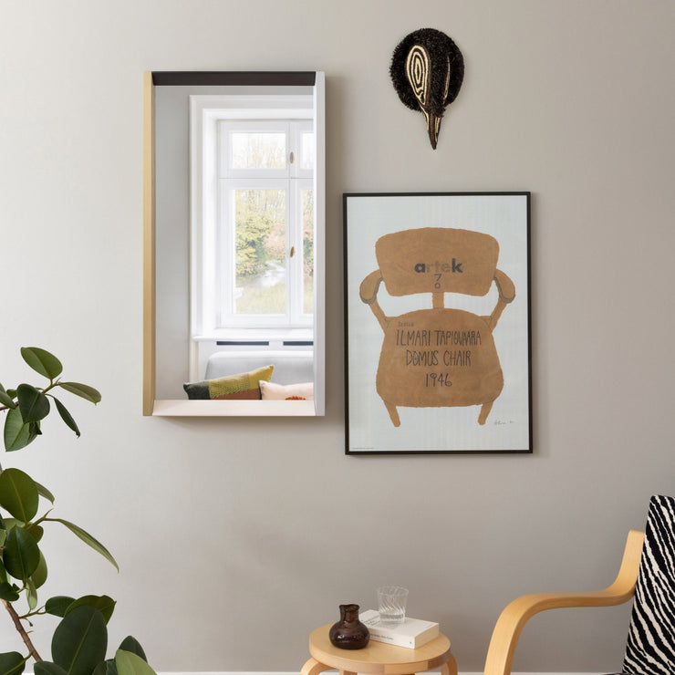 Bruk speilet Colour Frame Mirror fra Vitra i gangen, i stuen, ved spisebordet eller på badet – uansett hvor det plasseres får du med dette et vakkert blikkfang som i tillegg gir deg økt romfølelse.