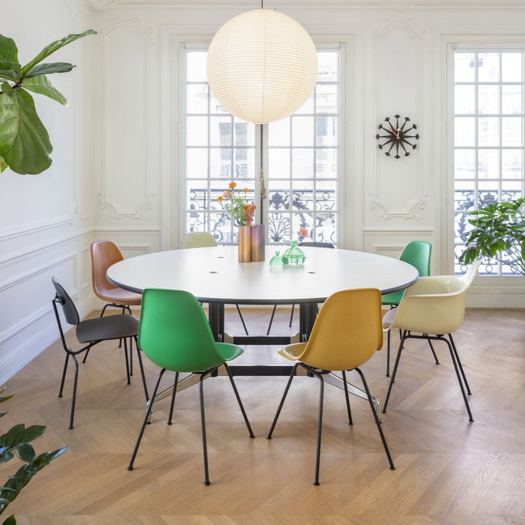 Vi blir aldri lei av denne vakre og funksjonelle klassikeren. Stolen Eames Plastic Chair, fra Vitra, ble designet av Charles og Ray Eames. Designduoens ambisjon var å "få mest av det beste ut til flest mennesker - for minst mulig". Med den ambisjonen designet de Eames Plastic Chairs på 50-tallet, som er en multifunksjonell stol i flere farger, utforminger og understell.