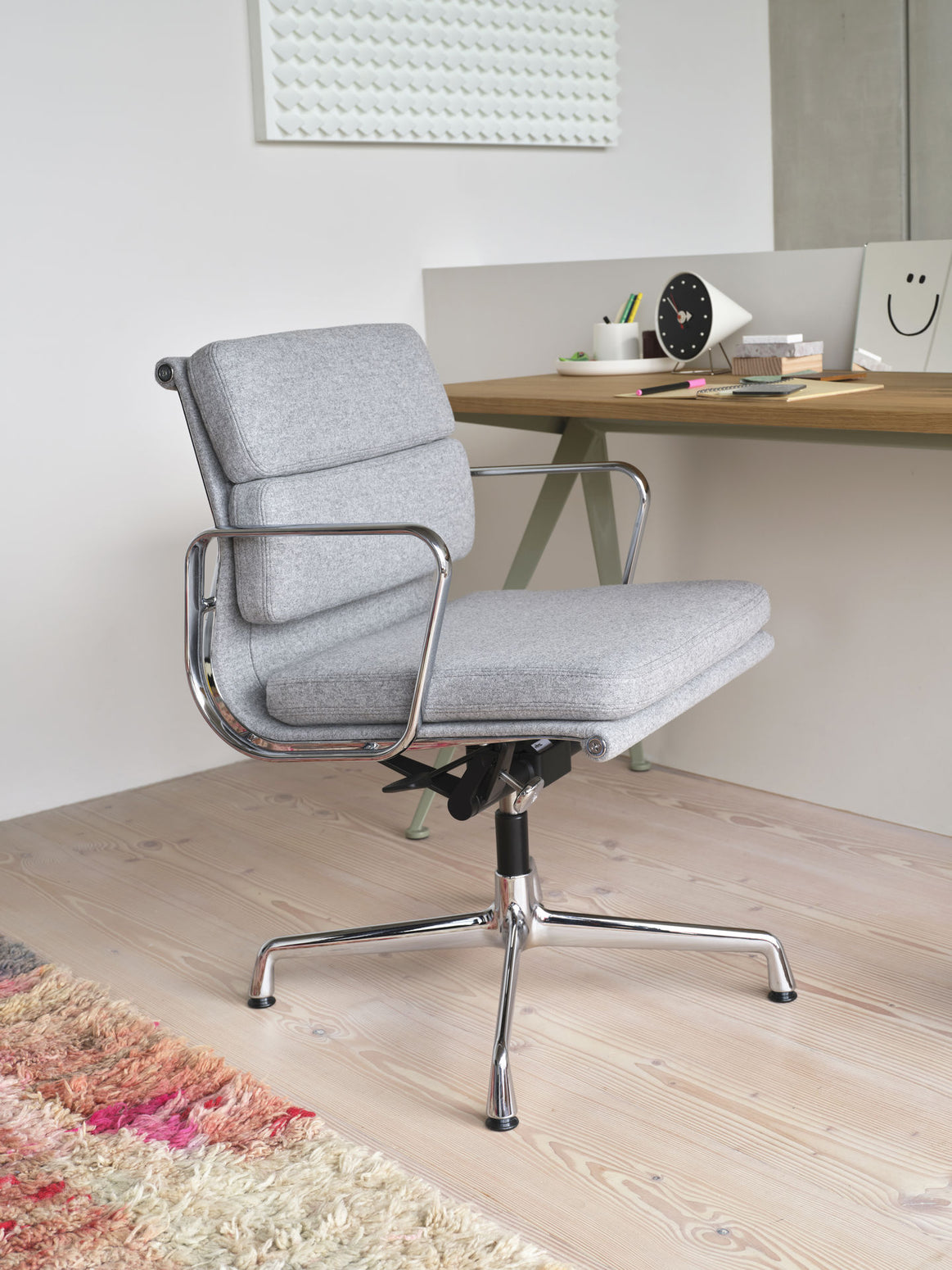 Den ikoniske Soft Pad Chair EA 231 fra Vitra, ble designet av Charles og Ray Eames i 1958. Dette er en klassiker som kommer til å bo med deg for alltid, og den er perfekt hvis du vil gjøre en investering som gjør det ekstra komfortabelt og stilfullt på hjemmekontoret. Denne modellen er elegant, har vakre linjer og eksklusive detaljer – og er ekstra komfortabel med myke skumputer i ryggen og på setet.