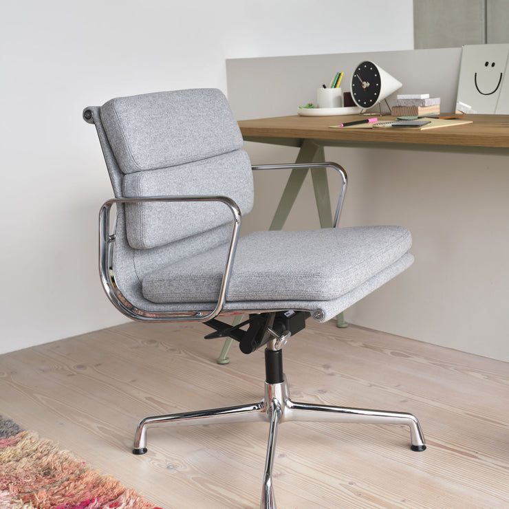 Den ikoniske Soft Pad Chair EA 231 fra Vitra, ble designet av Charles og Ray Eames i 1958. Dette er en klassiker som kommer til å bo med deg for alltid, og den er perfekt hvis du vil gjøre en investering som gjør det ekstra komfortabelt og stilfullt på hjemmekontoret. Denne modellen er elegant, har vakre linjer og eksklusive detaljer – og er ekstra komfortabel med myke skumputer i ryggen og på setet.