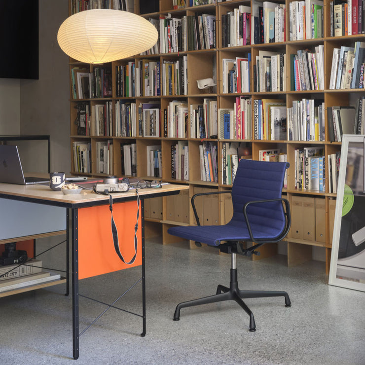 Kontorstolen Aluminium Chair fra Vitra er også tilgjengelig med svart pulverlakkert ramme.