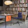 Kontorstolen Aluminium Chair fra Vitra er også tilgjengelig med svart pulverlakkert ramme.