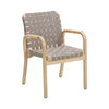 Spisestol Armchair 45 fra Artek: Klarlakkert bjørk med flettet lin (natural / black) og armlener i rotting