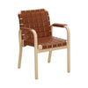 Spisestol Armchair 45 fra Artek: Klarlakkert bjørk med brunt quiltet skinn (walnut) og armlener i skinn