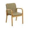 Spisestol Armchair 45 fra Artek: Honningfarget bjørk med grønt quiltet skinn (leaf) og armlener i rotting