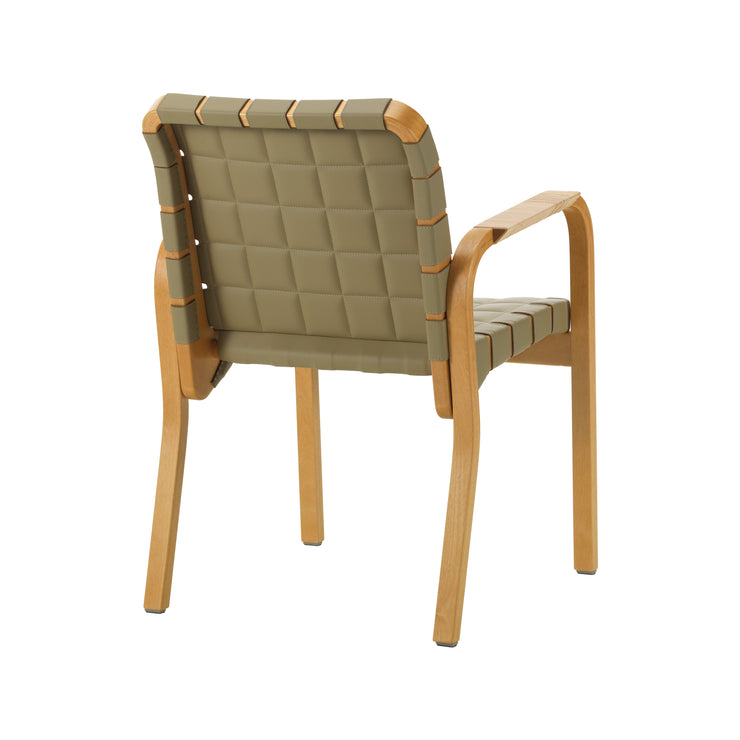 Spisestol Armchair 45 fra Artek: Honningfarget bjørk med grønt quiltet skinn (leaf) og armlener i rotting