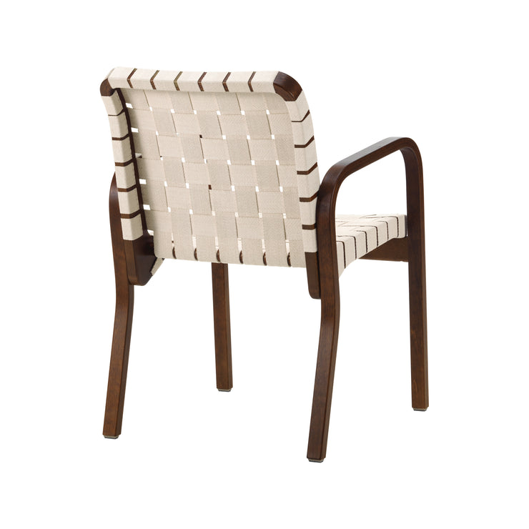 Spisestol Armchair 45 fra Artek: Valnøttfarget bjørk med flettet lin (natural white) og armlener i tre
